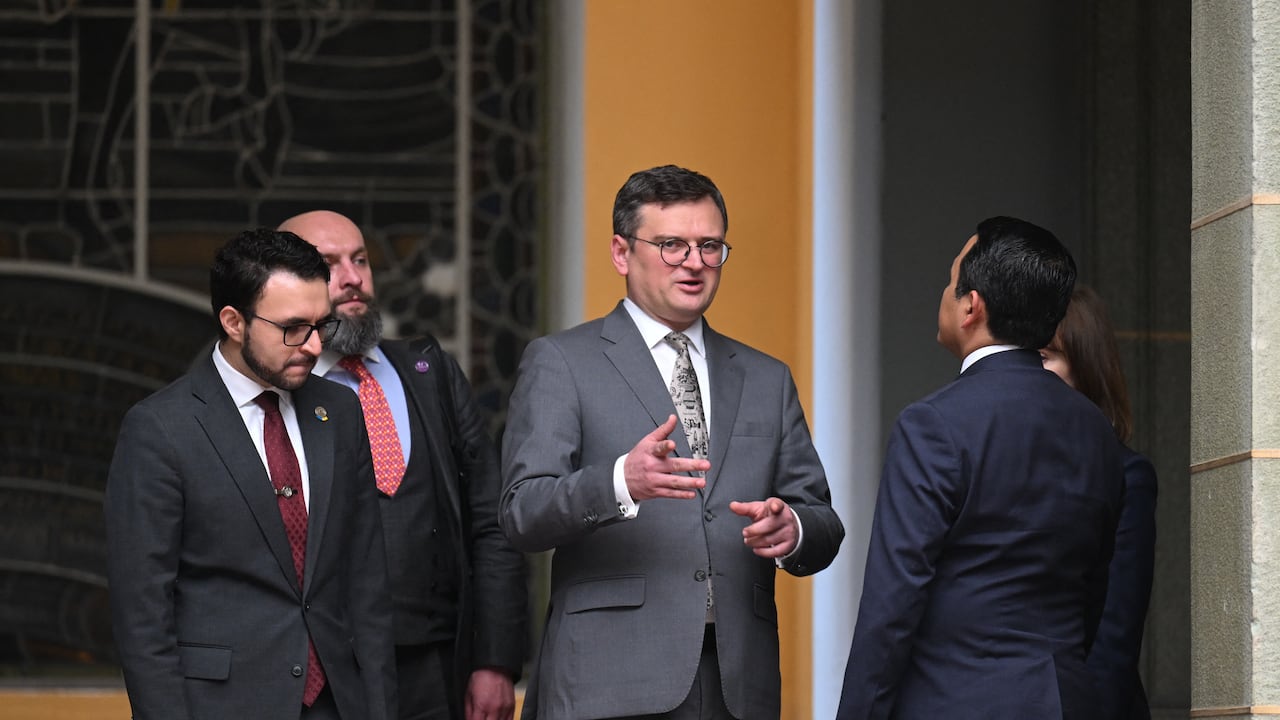 El canciller Dmytro Kuleba otorgó un reconocimiento al presidente de Guatemala por su apoyo.