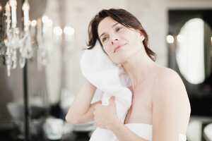 Es importante no frotar el cabello con la toalla,