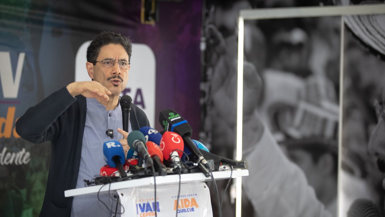 El candidato presidencial Iván Cepeda espera conocer el resultado del escrutinio de los votos.