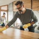 Uno de los errores más comunes es colocar recipientes calientes sobre la madera.