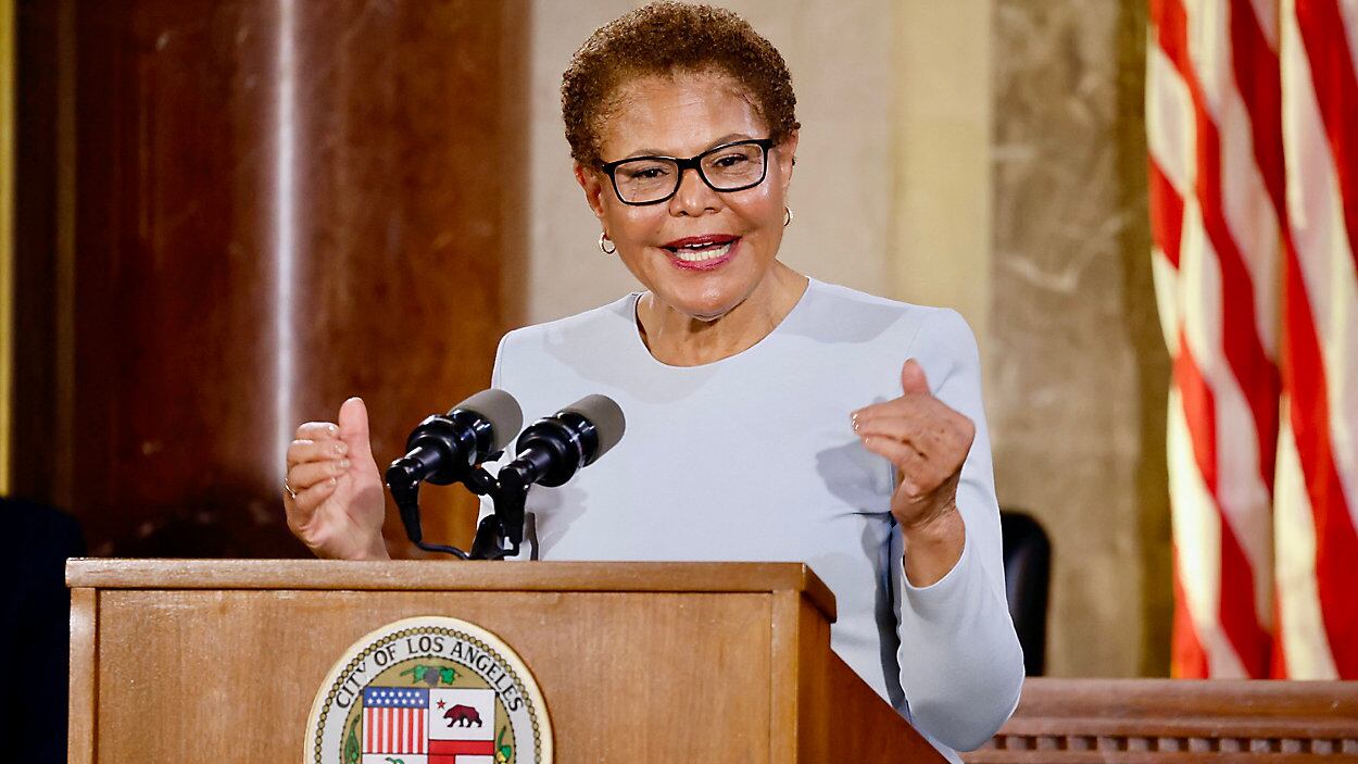 La alcaldesa de Los Ángeles, Karen Bass, denunció que estas operaciones tienen como objetivo “sembrar el terror”.