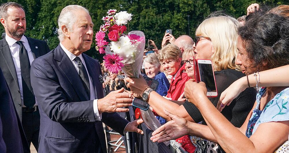 Comenzó su reinado codeándose con la gente a las afueras del Palacio de Buckingham. Se espera que cumpla la regla de no entrometerse en el gobierno como lo hizo como príncipe de Gales. 