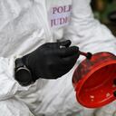 Los criminales habrían tenido tiempo para almorzar antes del ataque. El funcionario del CTI toma como prueba una coca para guardar comida encontrada en el sitio.