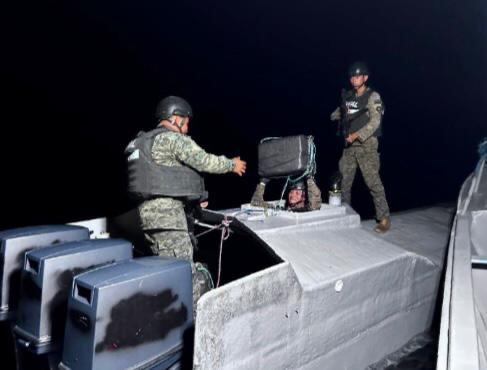 En medio de la operación de control, también lograron la captura de tres personas de nacionalidad colombiana, quienes ahora quedaron bajo las órdenes judiciales de agentes de ese país.