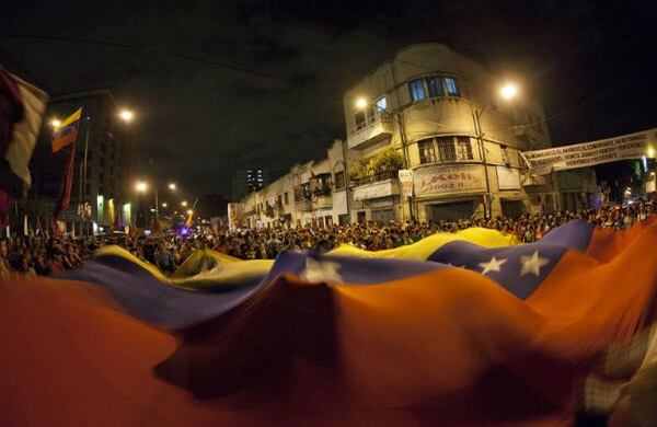 El vicepresidente Nicolás Maduro pidió hacer manifestaciones en paz.