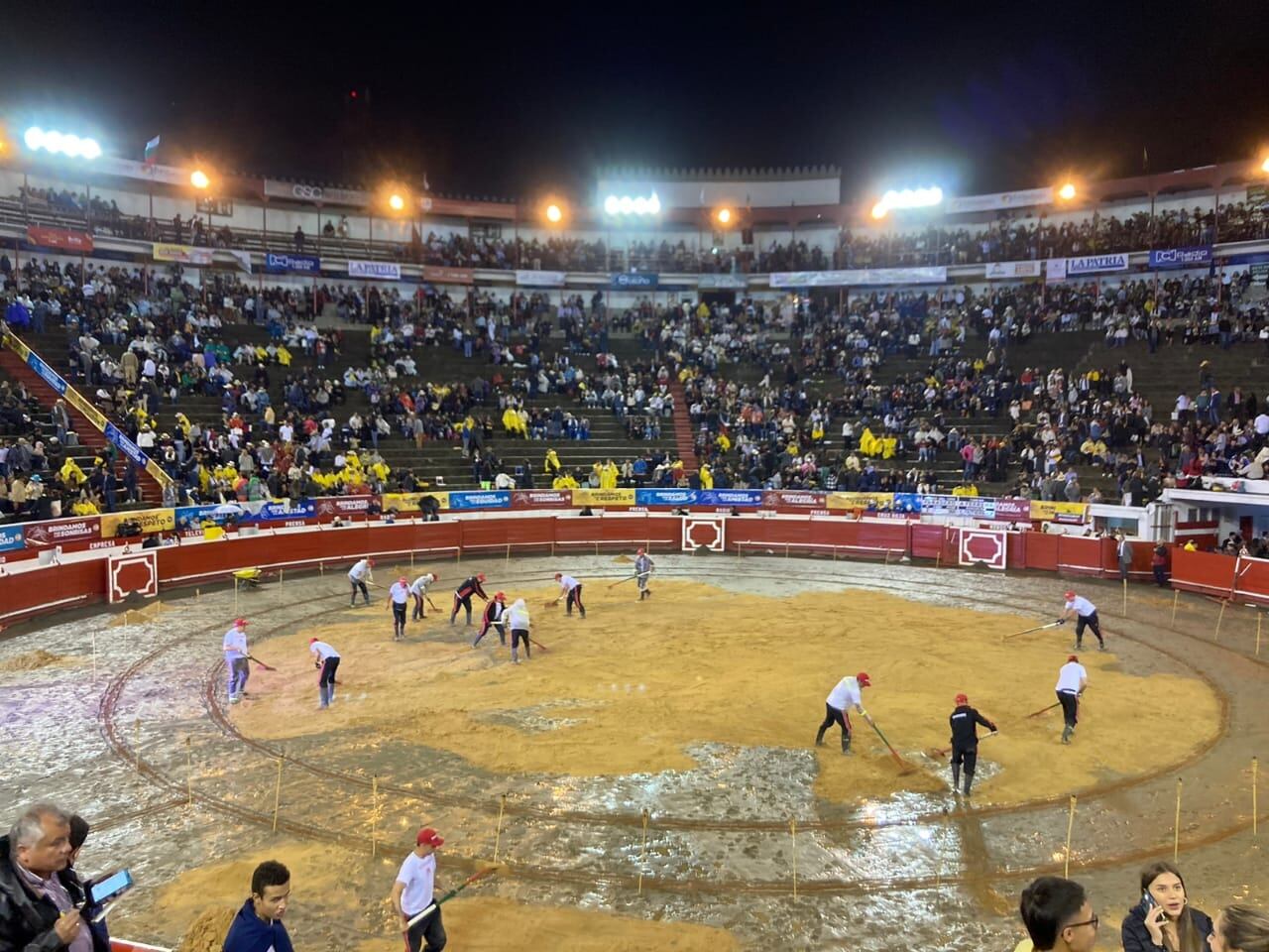 Los areneros de la Plaza de Toros de Manizales trabajaron arduamente para acondicionar el ruedo.