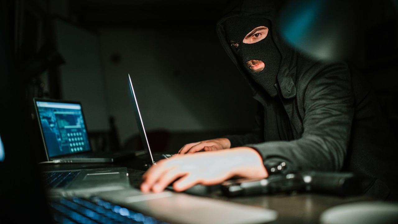 Los delincuentes utilizan cada vez más la tecnología para cometer fraudes y robar datos personales y financieros.