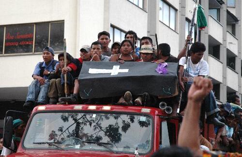 Los indígenas habían llevado, incluso, símbolos de lo que consideran el motivo más fuerte para protestar: la muerte de 1.250 personas de sus pueblos. 