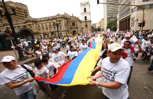Una gigantesca bandera de Colombia se paseó por la Plaza de Bolívar durante del Día de la Independencia de Colombia. 