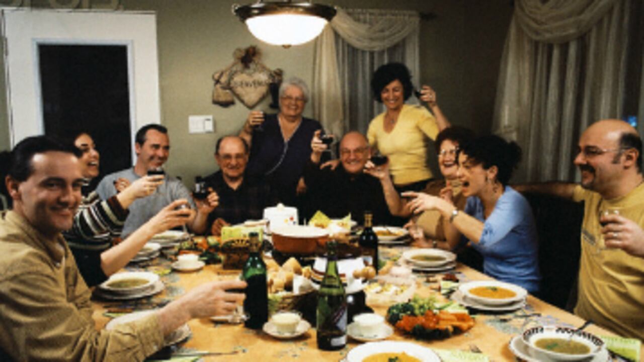 La encuesta revela que el 43% de los encuestados logra comer los siete días de la semana con su familia. Foto: Corbis.