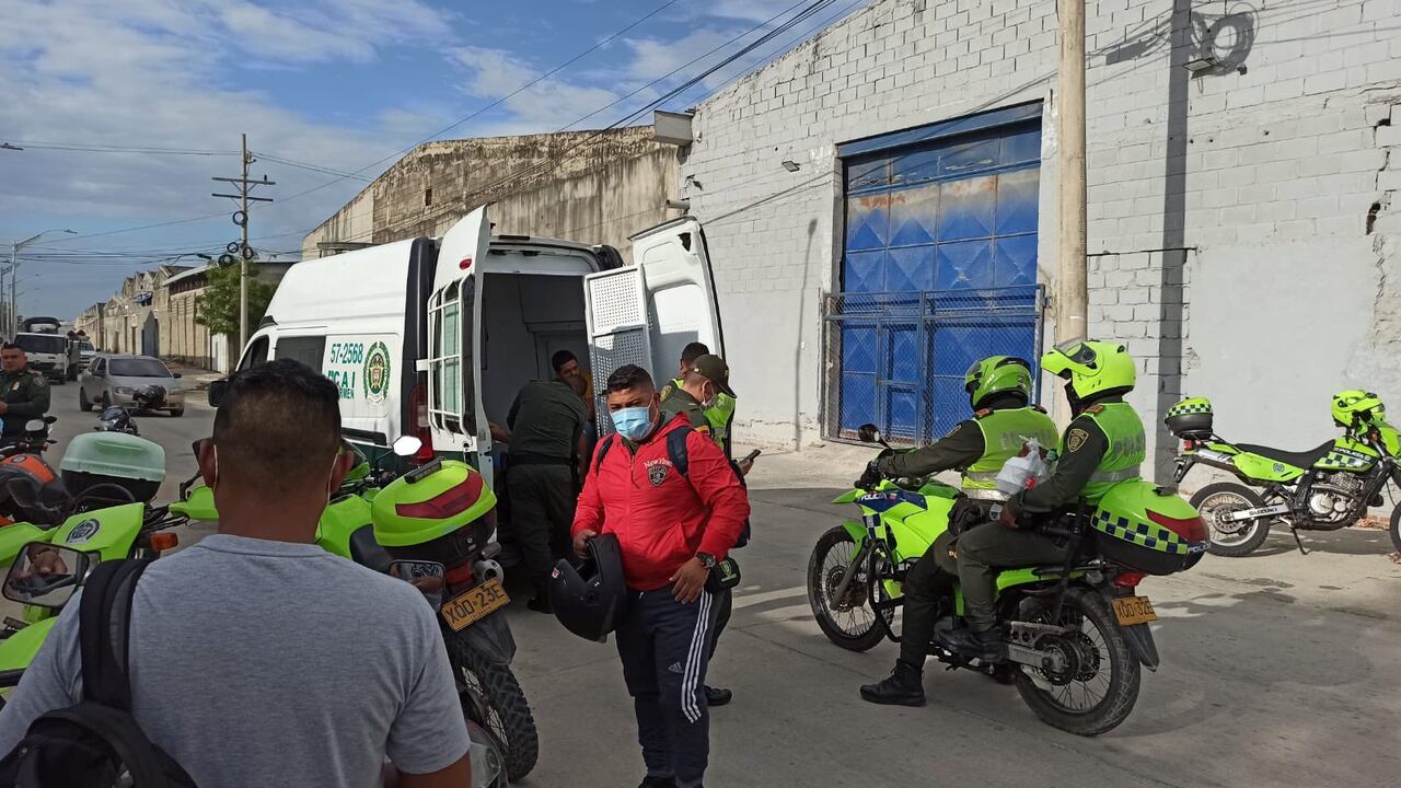 Agentes de la Policía Metropolitana de Barranquilla buscan a presos que se fugaron del centro de reclusión.