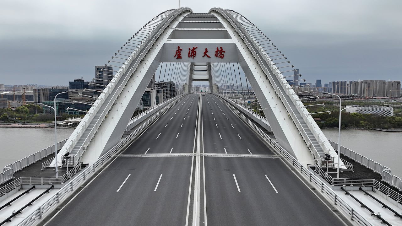 Vista aérea del puente Lupu cerrado en medio del resurgimiento de COVID-19 el 28 de marzo de 2022 en Shanghai, China. Foto Getty Images/ Zheng Xianzhang/VCG