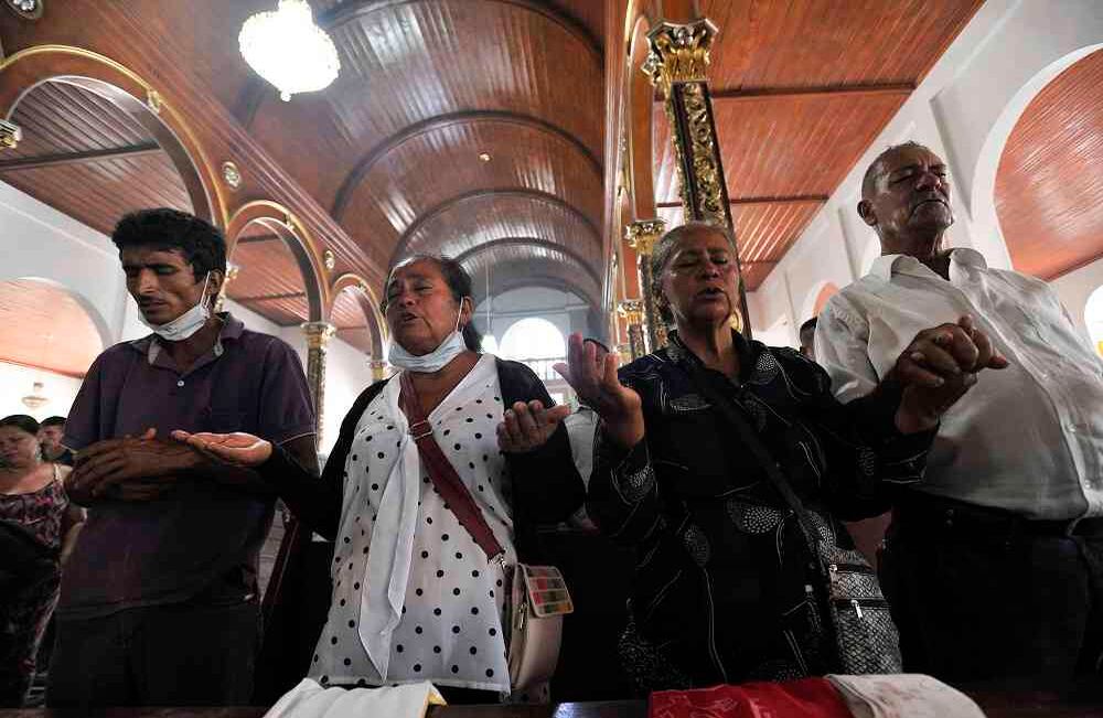 Famliares de Gladys Rivera, una de las víctimas mortales que perdieron la vida en medio de una avalancha de lodo y piedra el pasado 31 de marzo, rezan durante una misa el martes 4 de abril de 2017, en Mocoa. La tragedia,  provocada por el desbordamiento de tres ríos (el Mocoa, Mulato y Sangoyaco), deja hasta el momento 280 personas muertas,  entre ellas 144 niños. Foto: Carlos Julio Martínez / Enviado Especial de Semana