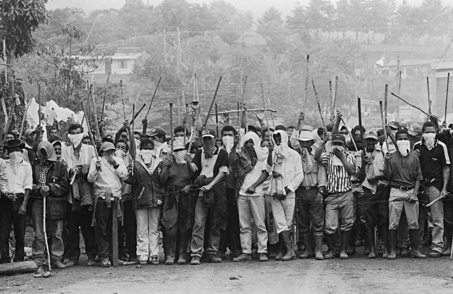 Miles de campesinos e indígenas del Macizo Colombiano se tomaron durante 25 días la vía panamericana en el departamento del Cauca, en octubre de 1999. Sus reclamos son los mismos que siguen hoy: tierra y vida.