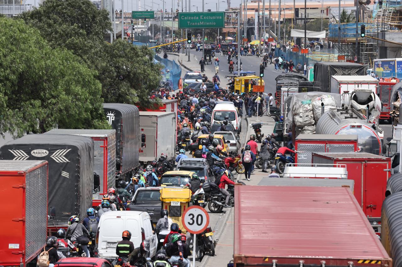 Paro de transportadores y camioneros 
en la autopista sur, terminal del sur, bosa