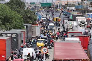 Paro de transportadores y camioneros
en la autopista sur, terminal del sur, bosa