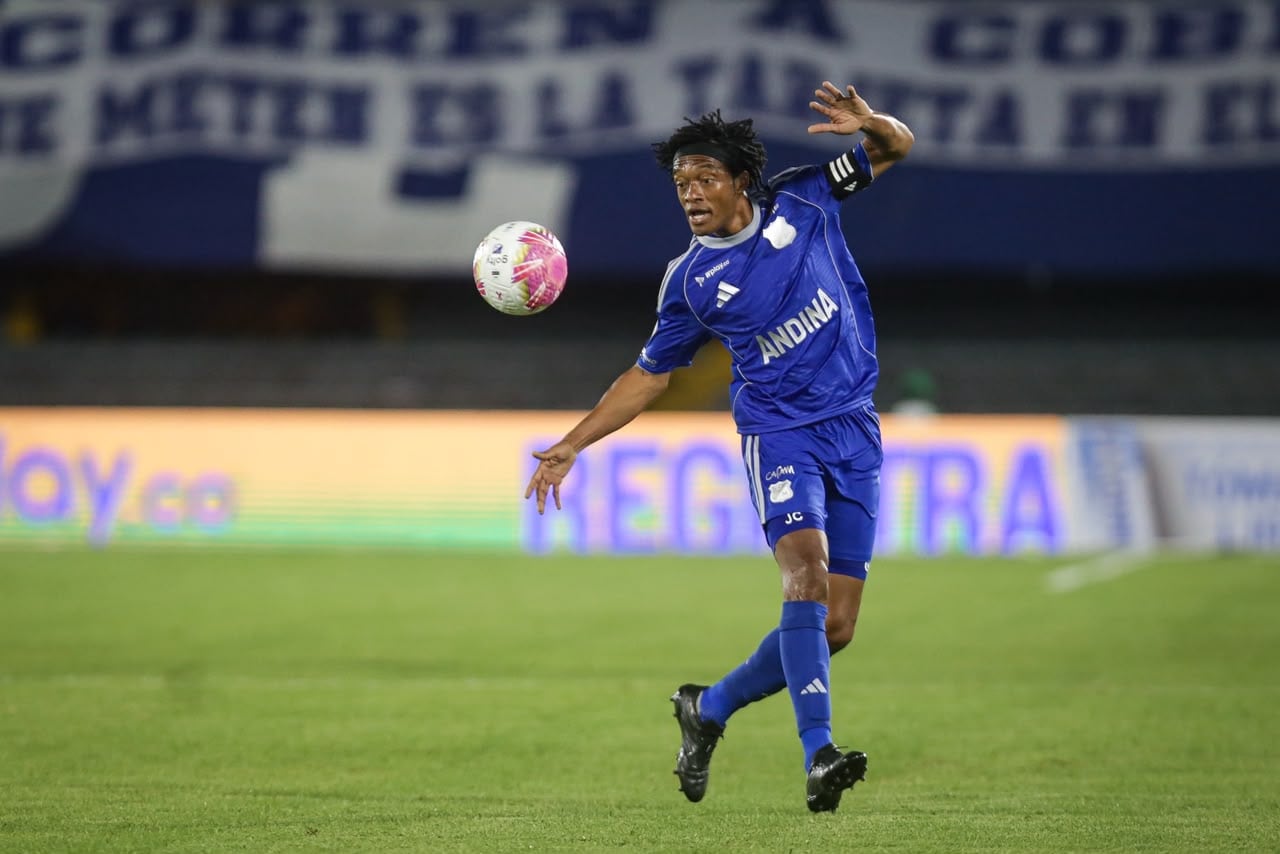 Juan Guillermo Cuadrado controla una pelota en el partido de Millonarios vs. Jaguares