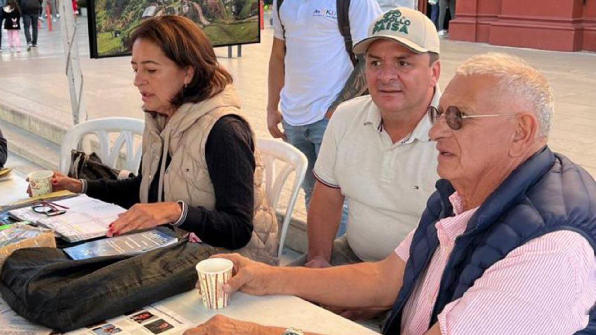 Los papás del gobernador de Antioquia, Andrés Julián Rendón, recogen firmas para el referendo de autonomía fiscal