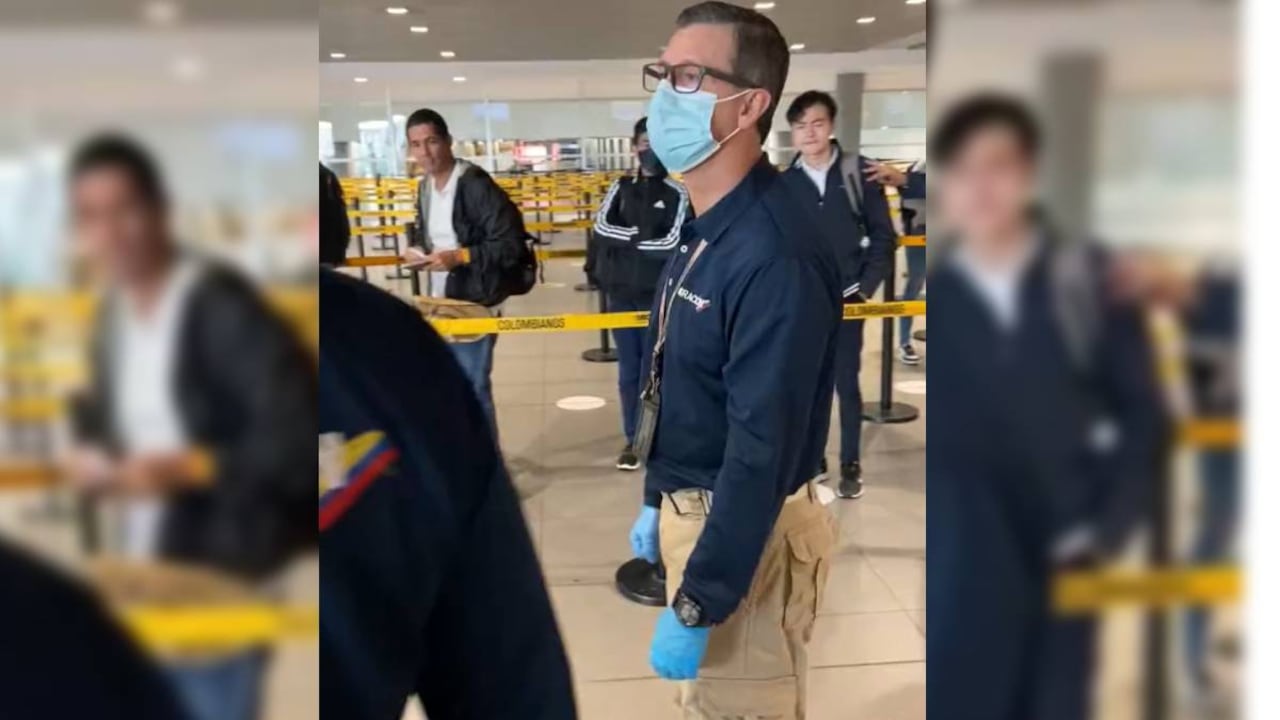 En el video se ve como algunos de sus colegas se acercan para tratar de calmar la situación tranquilizando a la persona que estaba grabando