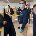 En el video se ve como algunos de sus colegas se acercan para tratar de calmar la situación tranquilizando a la persona que estaba grabando