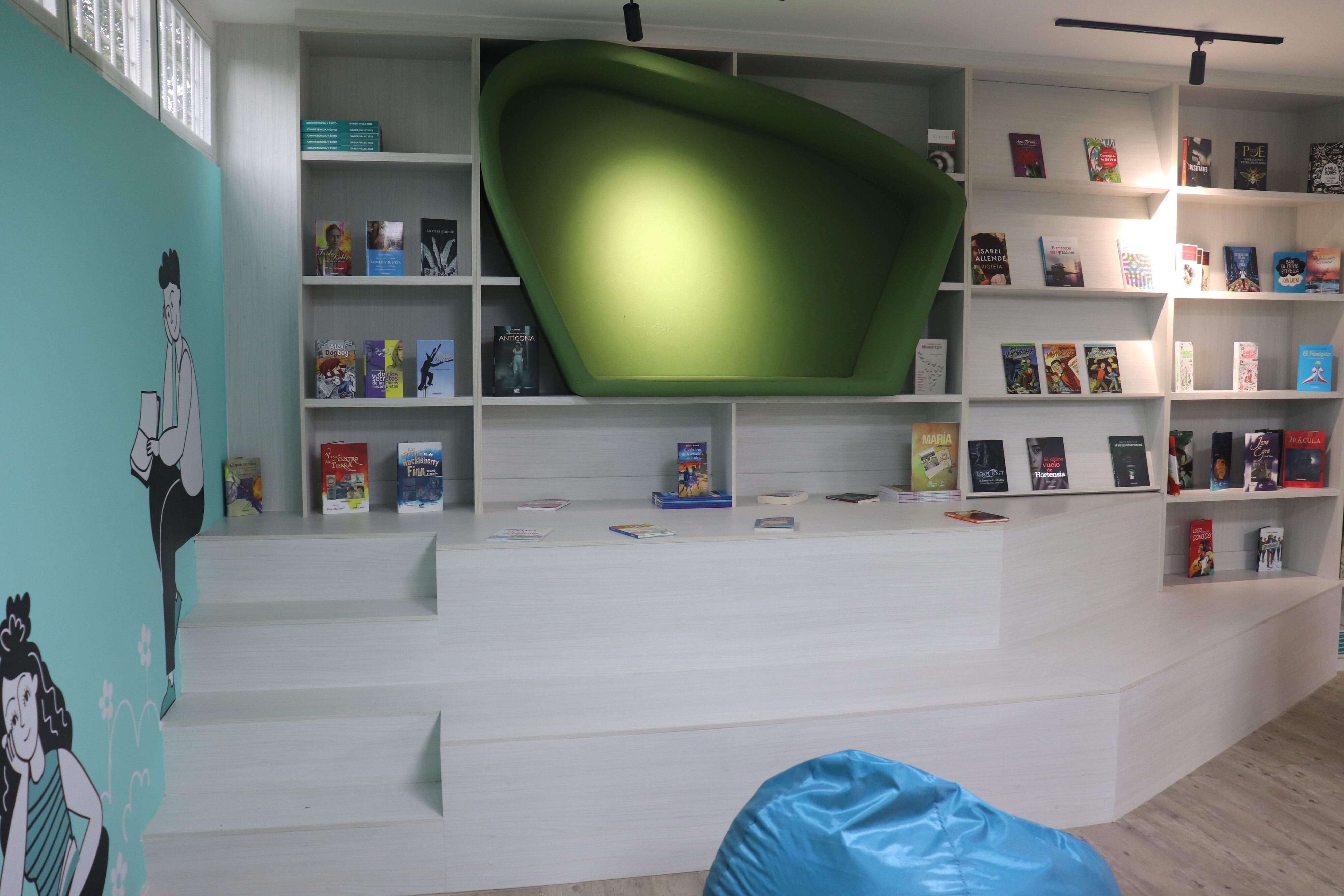 Este Bibliolabs de Candelaria cuenta con una dotación de puestos de trabajo para docentes, mesas rodantes con superficies borrables y sillas para 30 personas, 80 computadores, una zona de trabajo grupal para 15 asistentes, nichos de lectura, zonas de consulta con capacidad para 4 equipos, estanterías para libros, mobiliario blando, muebles para almacenamiento de equipos con superficie borrable, almacenamiento de materiales, carga de PC y estructura móvil para televisión.