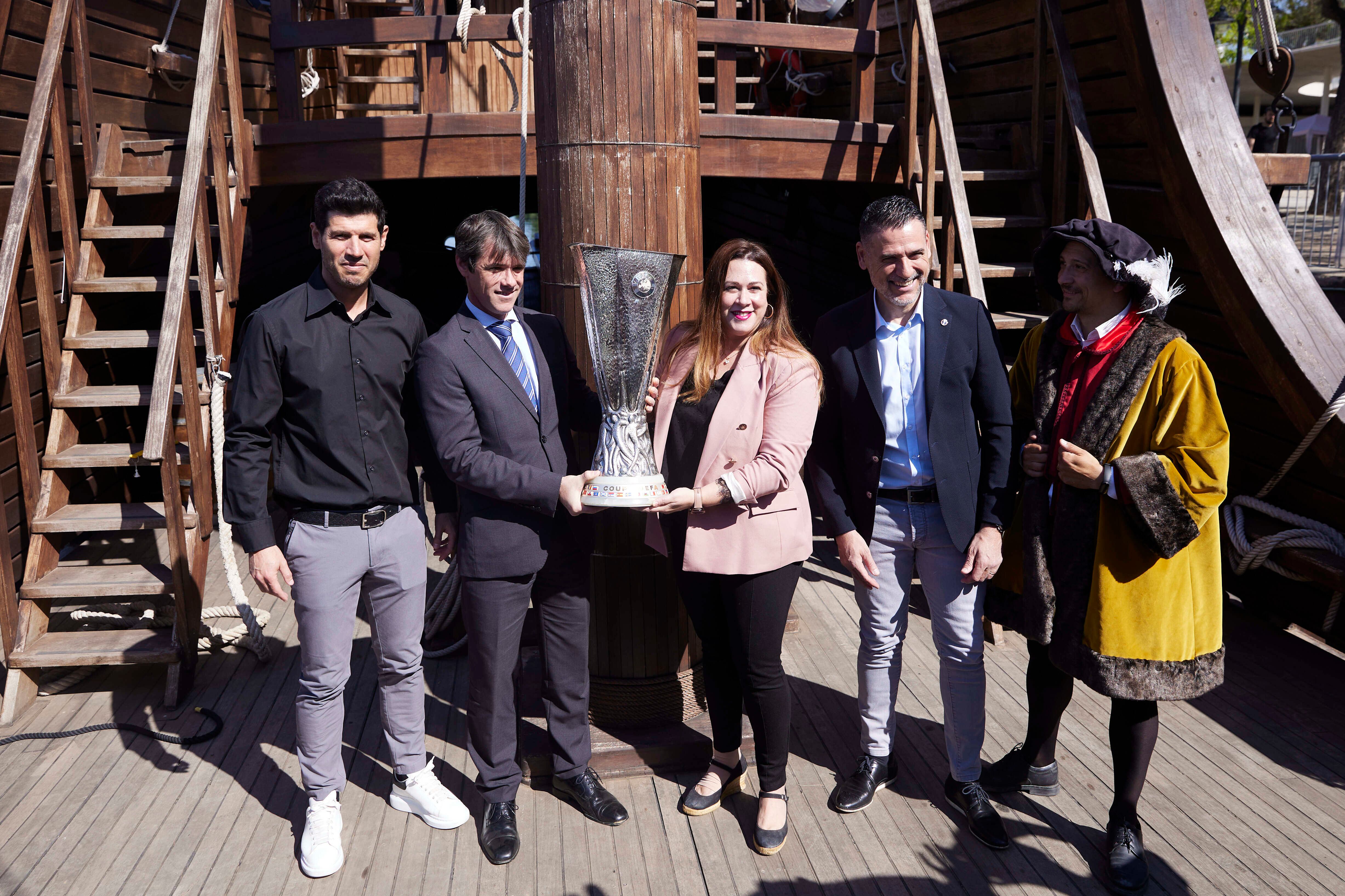 Albert Luque es el primero de izquierda a derecha.