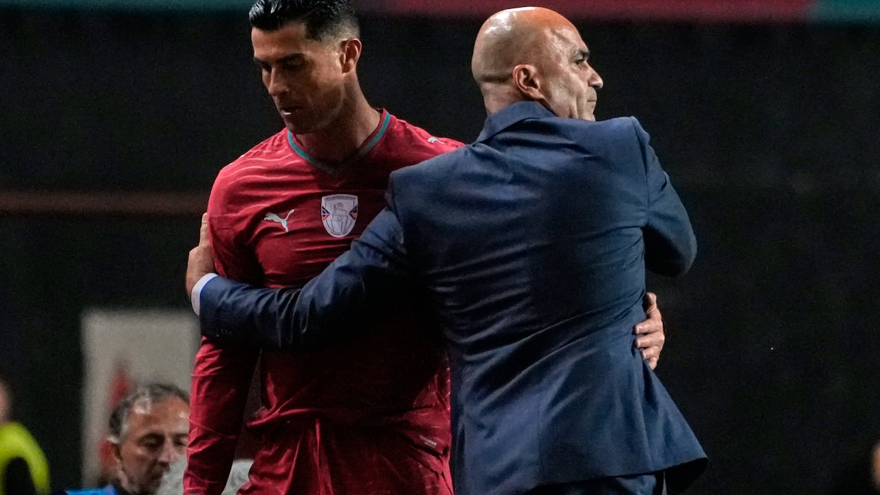 Roberto Martínez abrazando a Cristiano Ronaldo.