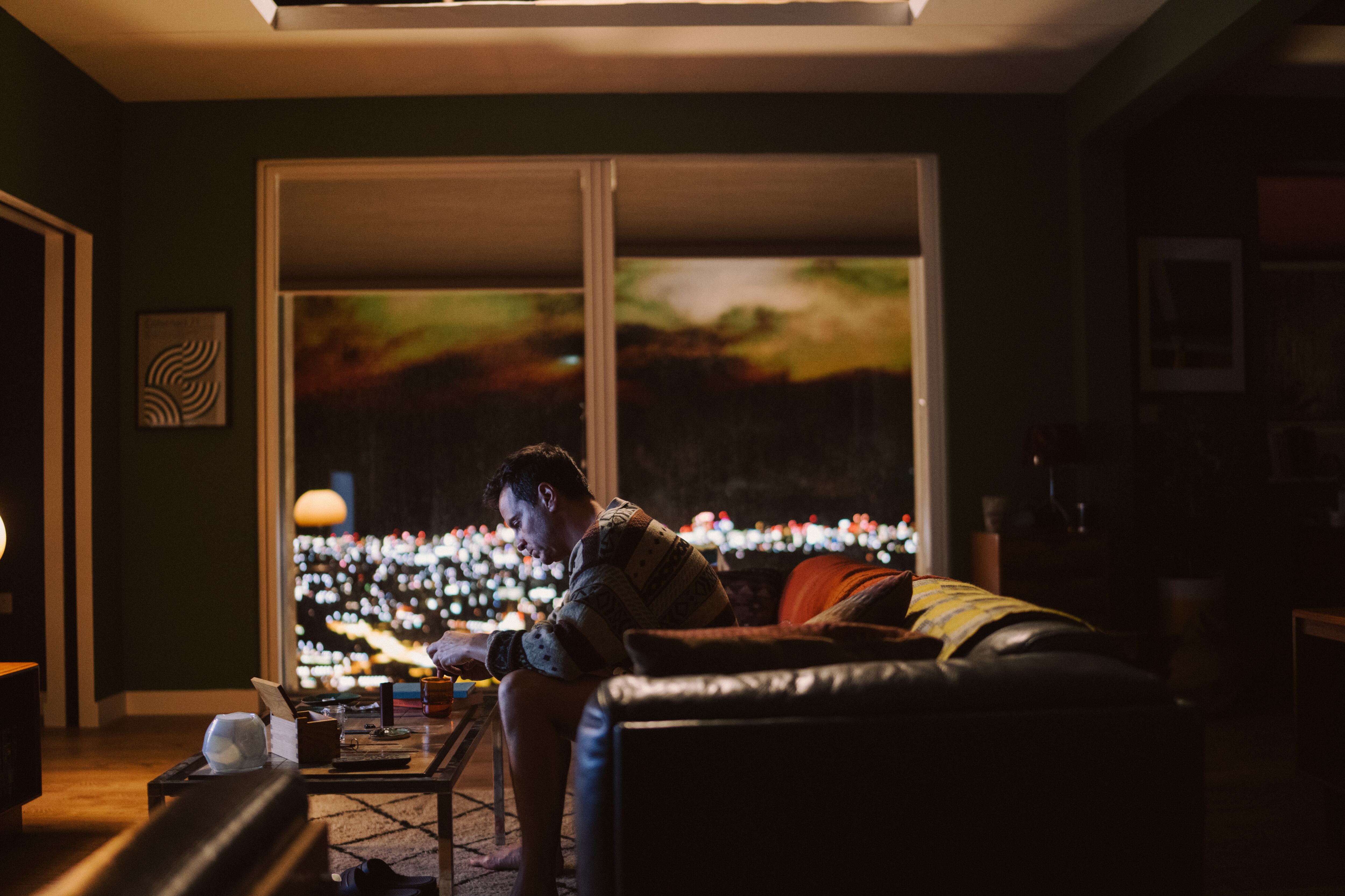 Adam en su solitario y silencioso departamento en ALL OF US STRANGERS.