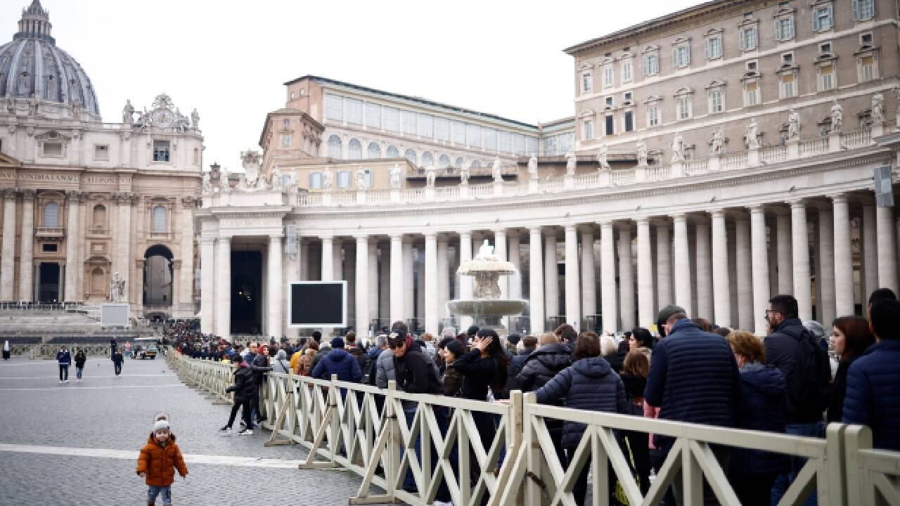 Decenas de fieles empezaron a hacer fila desde las 5 a.m. (hora local) para dar el último adiós al papa emérito.