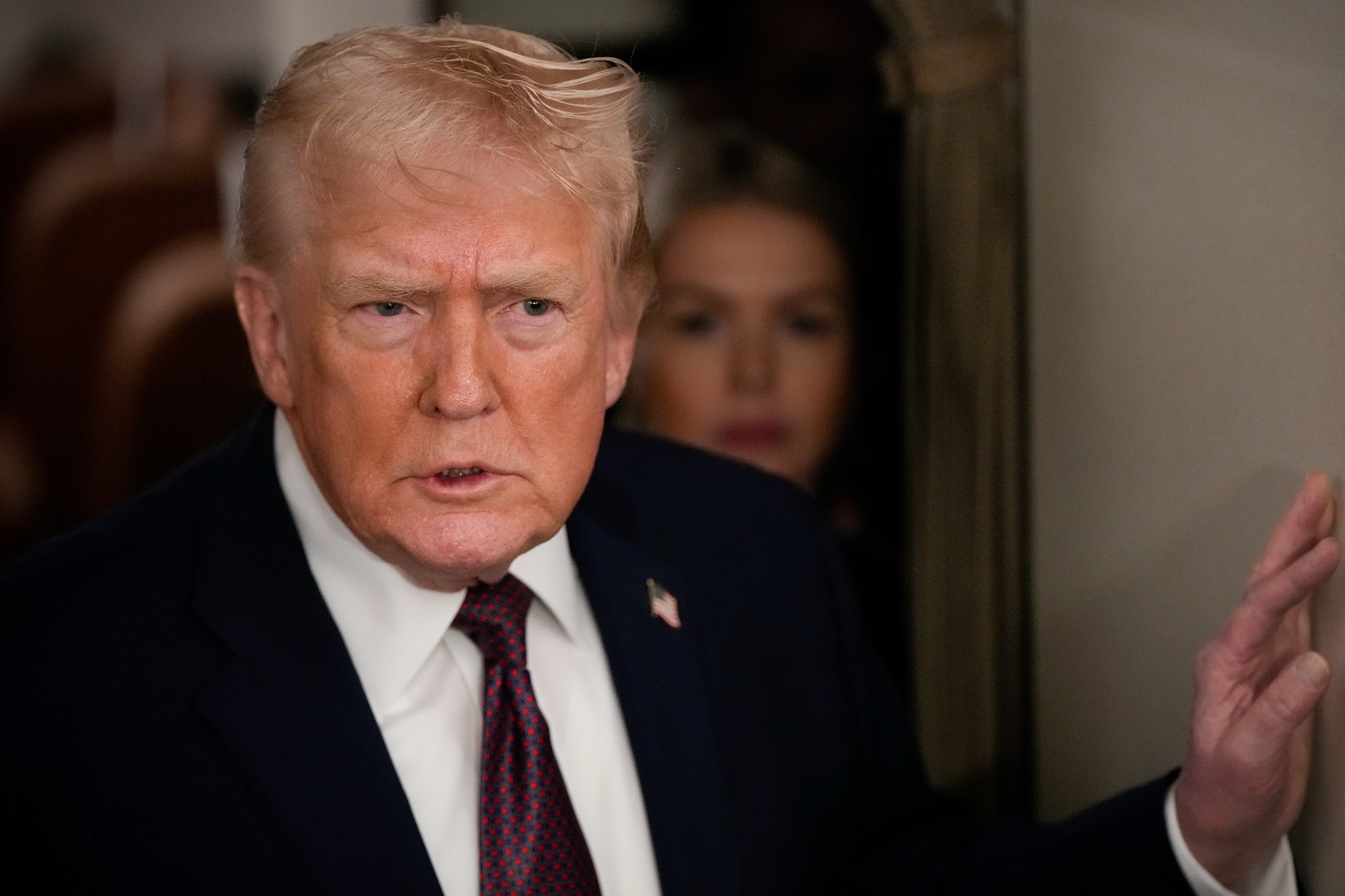 El presidente Donald Trump habla con la prensa durante un vuelo en el Air Force One a la Base Conjunta Andrews, Maryland.