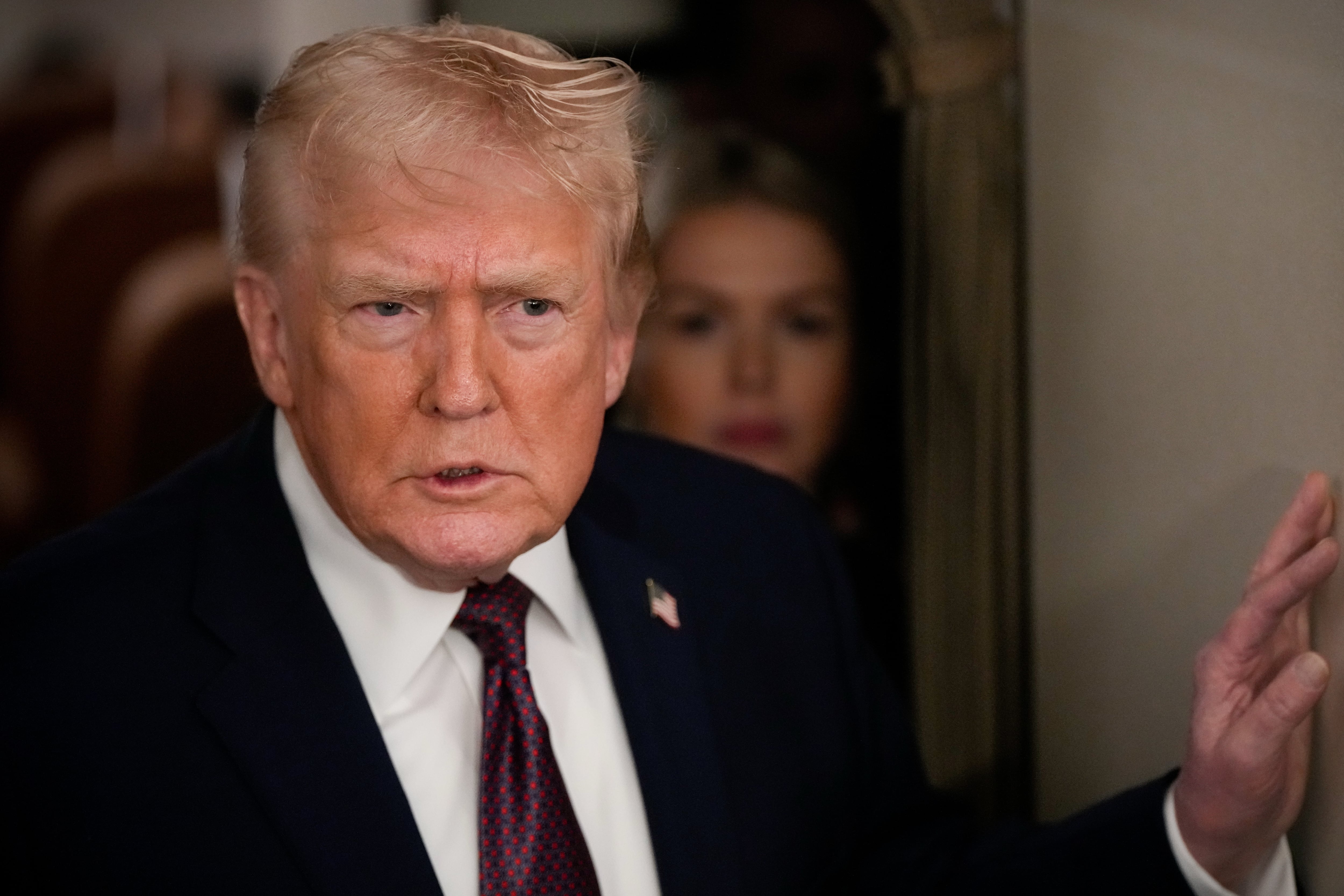 El presidente Donald Trump habla con la prensa durante un vuelo en el Air Force One a la Base Conjunta Andrews, Maryland.