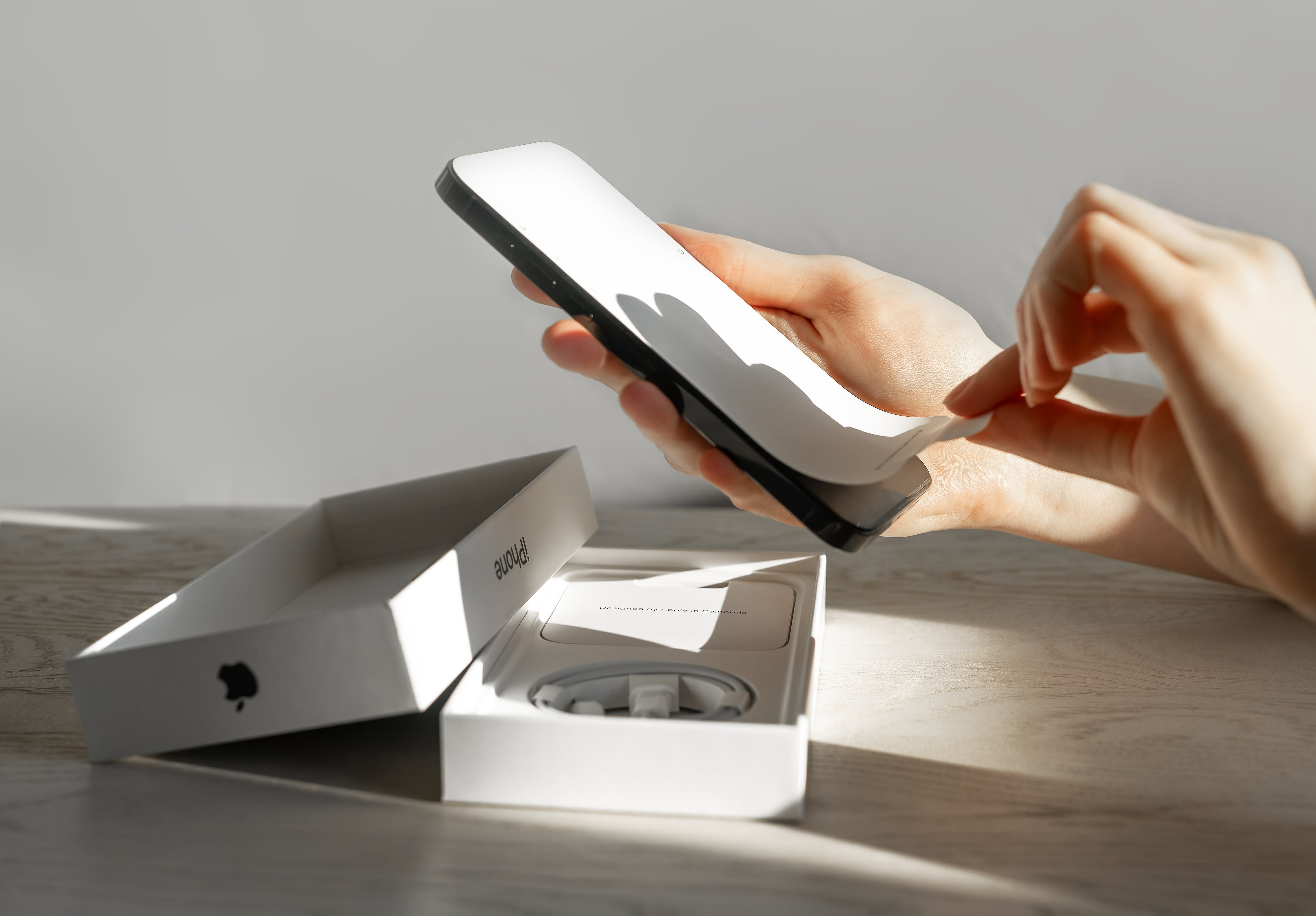 Imagen de referencia de un iPhone en una caja.