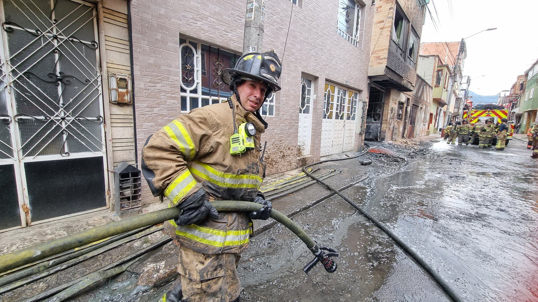 Los bomberos atendiendo la emergencia en San Antonio.