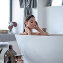 En la bañera. Mujer tomando un baño y mirando relajado