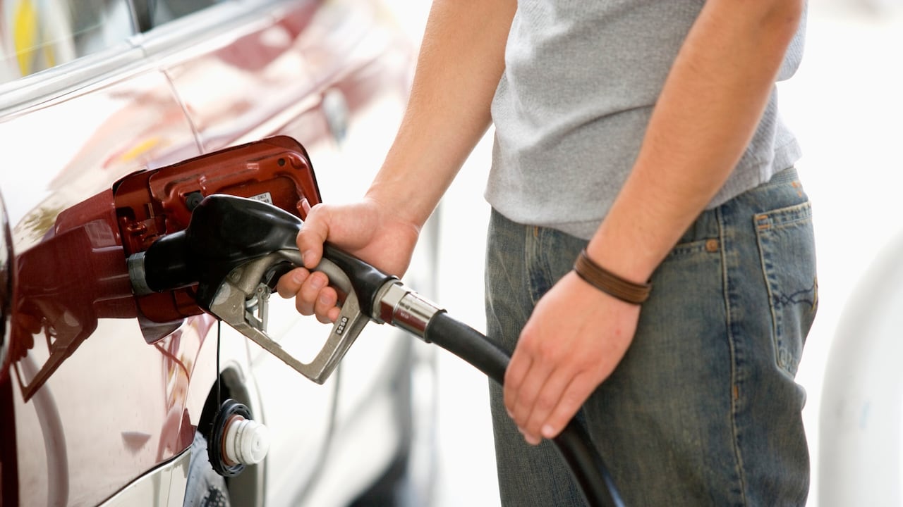 El aumento en la gasolina es uno de los factores que hizo variar la inflación en el sector transporte.