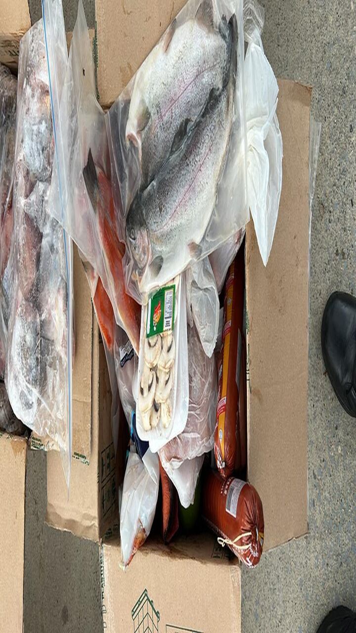 La guardia del Inpec en La Picota encontró una millonaria encomienda de comida que incluía carne, pescado, mariscos, hamburguesas y hasta chicharrones.