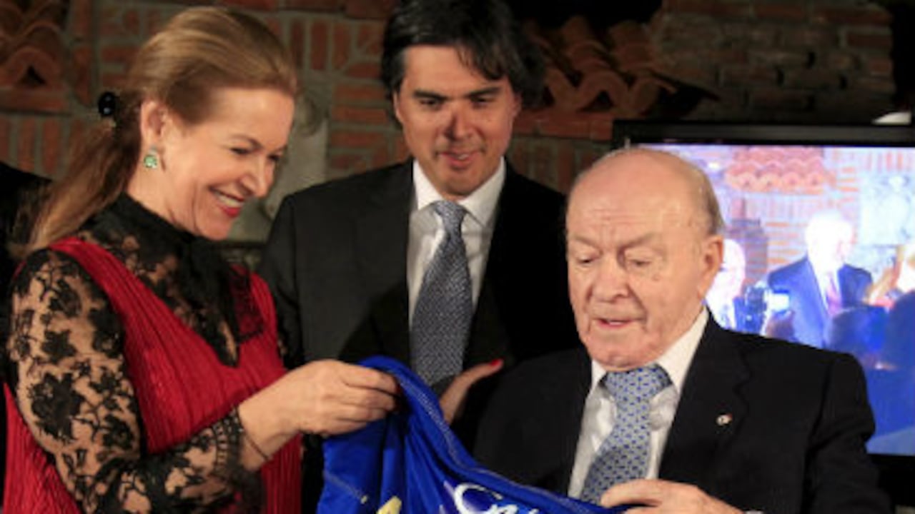 La presidenta de la Junta Directiva del club Millonarios, Noemí Sanín, entrega una camiseta a al exfutbolista argentino Alfredo Di Stefano.