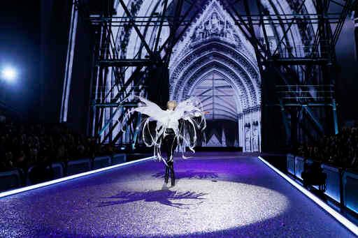 Modelos desfilando las prendas de las últimas creaciones en el Grand Palais, en Paris. AP