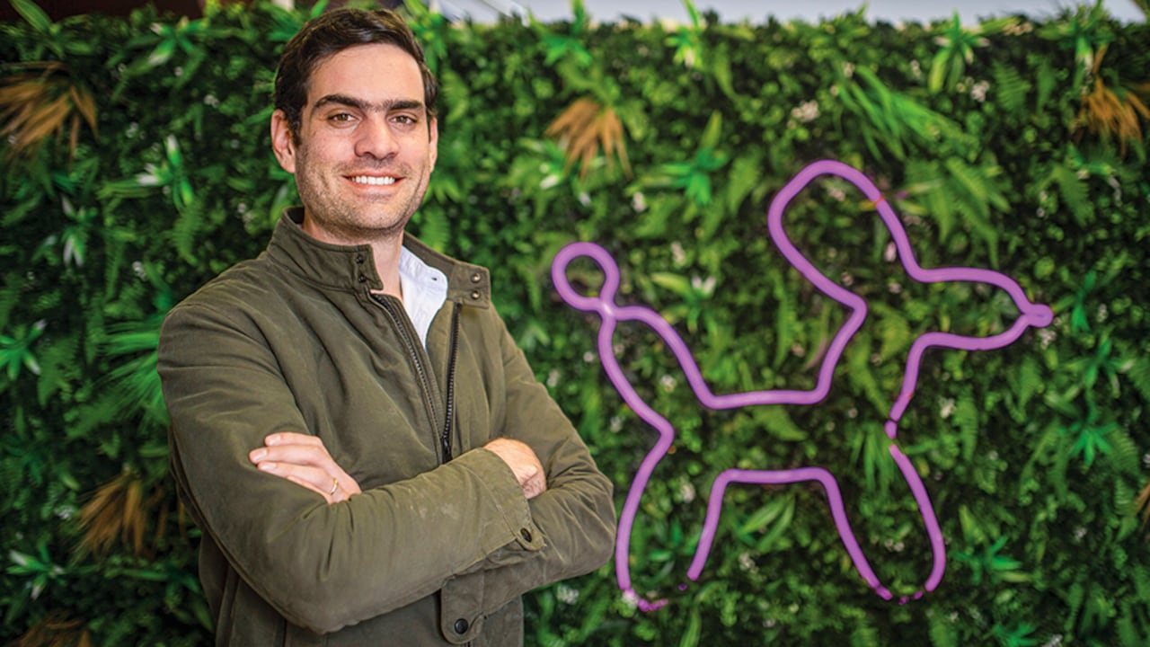 Camilo SánchezCofundador de Laika y gerente de la empresa.En cuatro años han logrado crecer su negocio pasando de vender un millón de dólares en 2018 a los 130 millones con los que esperan cerrar 2022.