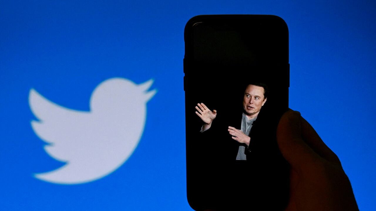 Elon Musk, nuevo dueño de Twitter, está diseñando estrategias para aumentar los ingresos de su red social.