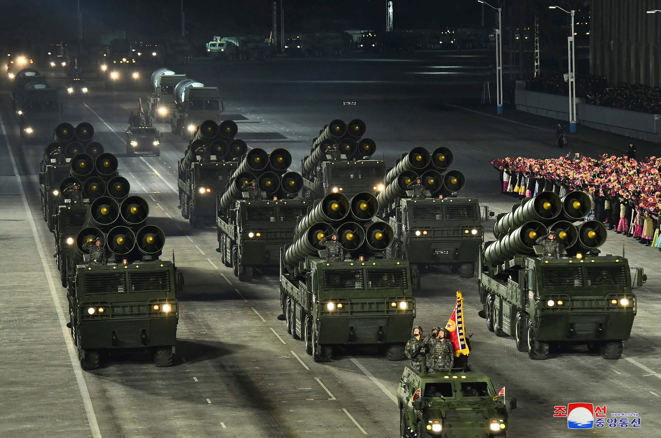 La semana pasada, Corea del Sur, Estados Unidos y Japón condenaron de forma contundente lo que calificaron como el suministro de municiones y equipos militares norcoreanos a Rusia, alegando que estos envíos incrementan considerablemente el costo humano de la guerra rusa en Ucrania.