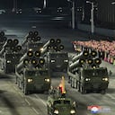 Esta foto proporcionada por el gobierno de Corea del Norte muestra un desfile militar que marca el congreso del partido gobernante, en la plaza Kim Il Sung en Pyongyang, Corea del Norte.