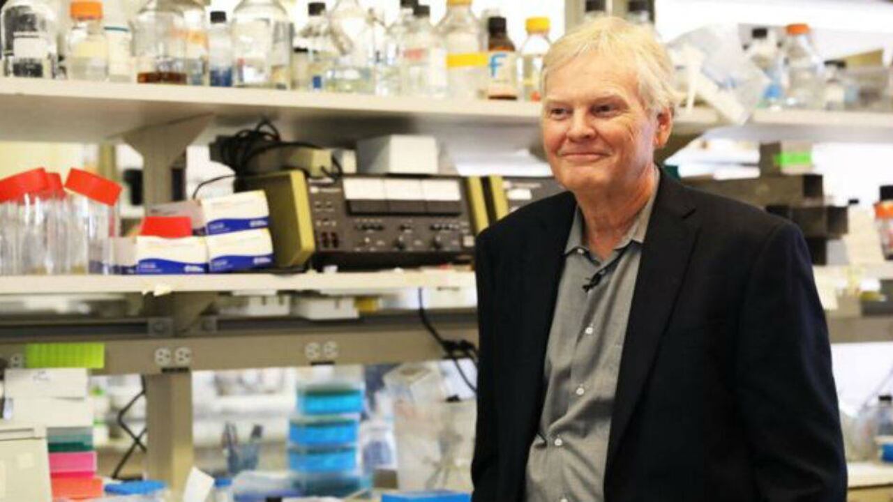 Michael Young ganó el premio Nobel de Medicina por su investigación pionera sobre el reloj biológico. Foto: Getty Images/BBC Mundo