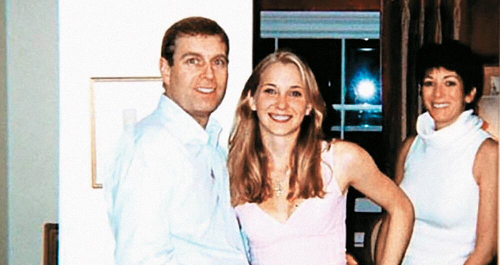 El príncipe y Viriginia Giuffre, entonces Roberts, en la casa de Ghislaine Maxwell, en Londres. A pesar de esta evidencia, Andrés ha dicho que no recuerda haberla conocido.  