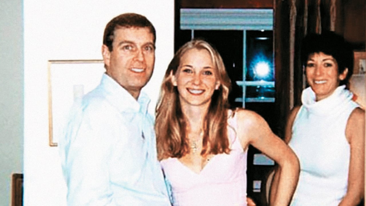 El príncipe y Viriginia Giuffre, entonces Roberts, en la casa de Ghislaine Maxwell, en Londres. A pesar de esta evidencia, Andrés ha dicho que no recuerda haberla conocido.