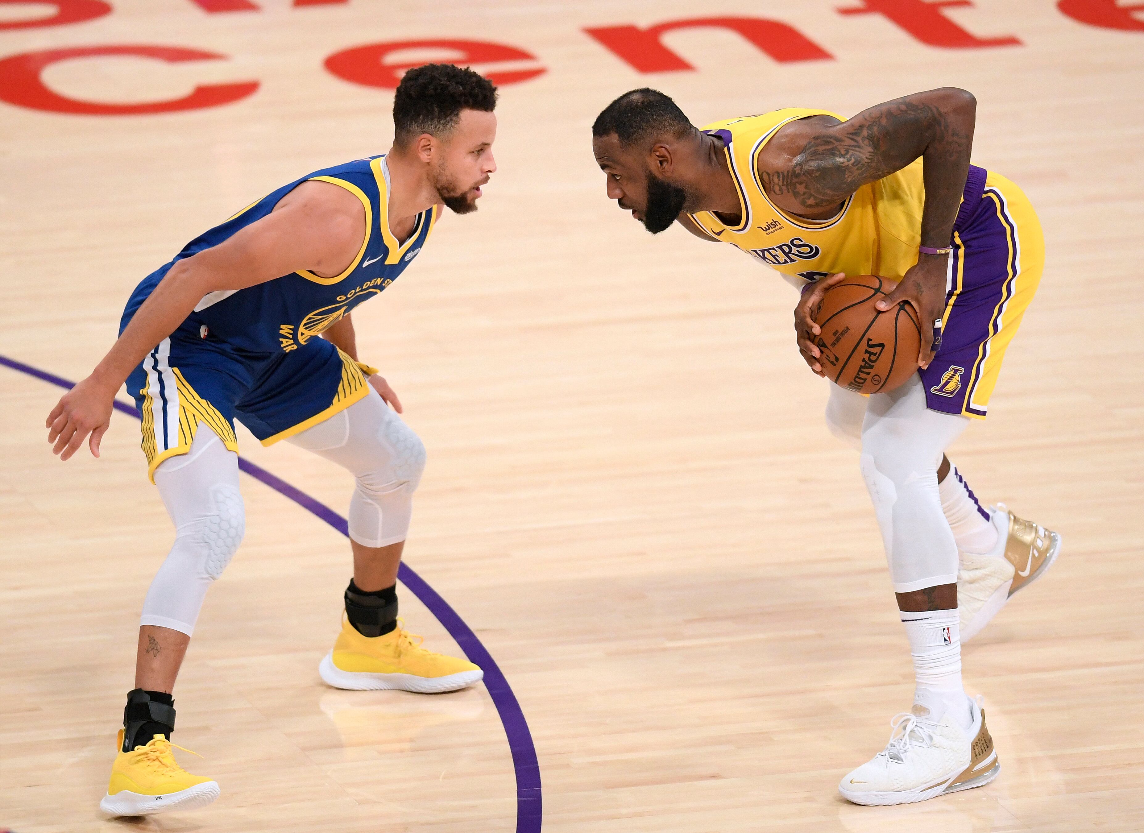 LOS ÁNGELES, CALIFORNIA - 18 DE ENERO: LeBron James # 23 de Los Angeles Lakers es custodiado por Stephen Curry # 30 de los Golden State Warriors durante la primera mitad en el Staples Center el 18 de enero de 2021 en Los Ángeles, California. NOTA PARA EL USUARIO: El usuario reconoce y acepta expresamente que, al descargar y / o usar esta fotografía, el usuario acepta los términos y condiciones del Acuerdo de licencia de Getty Images. Aviso obligatorio de derechos de autor: Copyright 2021 NBAE (Foto de Harry How / Getty Images)