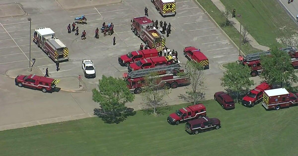 En redes se evidencian videos de los estudiantes evacuado el colegio y una gran cantidad de camiones de bomberos rodeando el lugar.