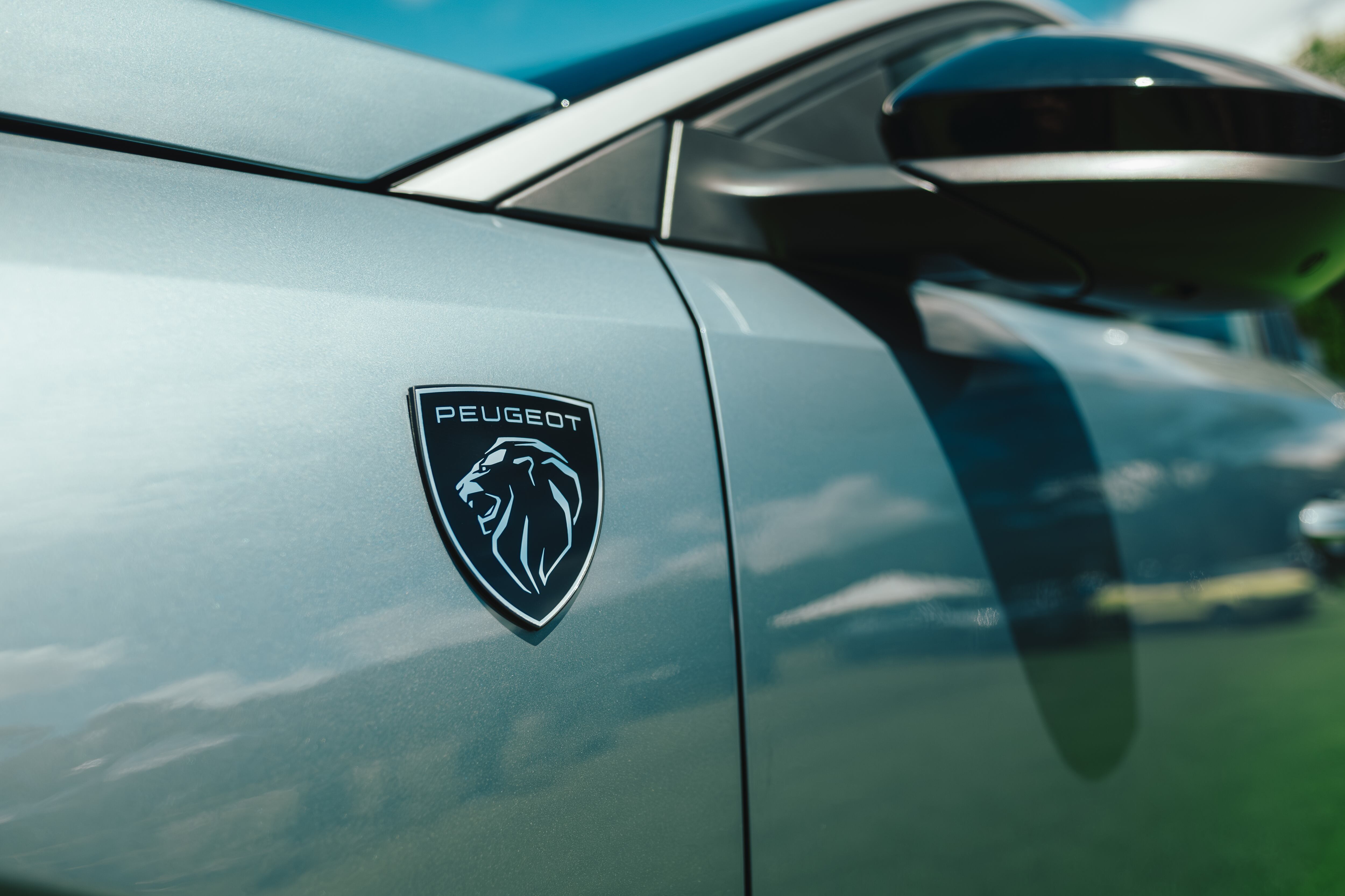 La Peugeot 3008 integra el Panoramic i-Cockpit, una llamativa pantalla de infoentretenimiento.
