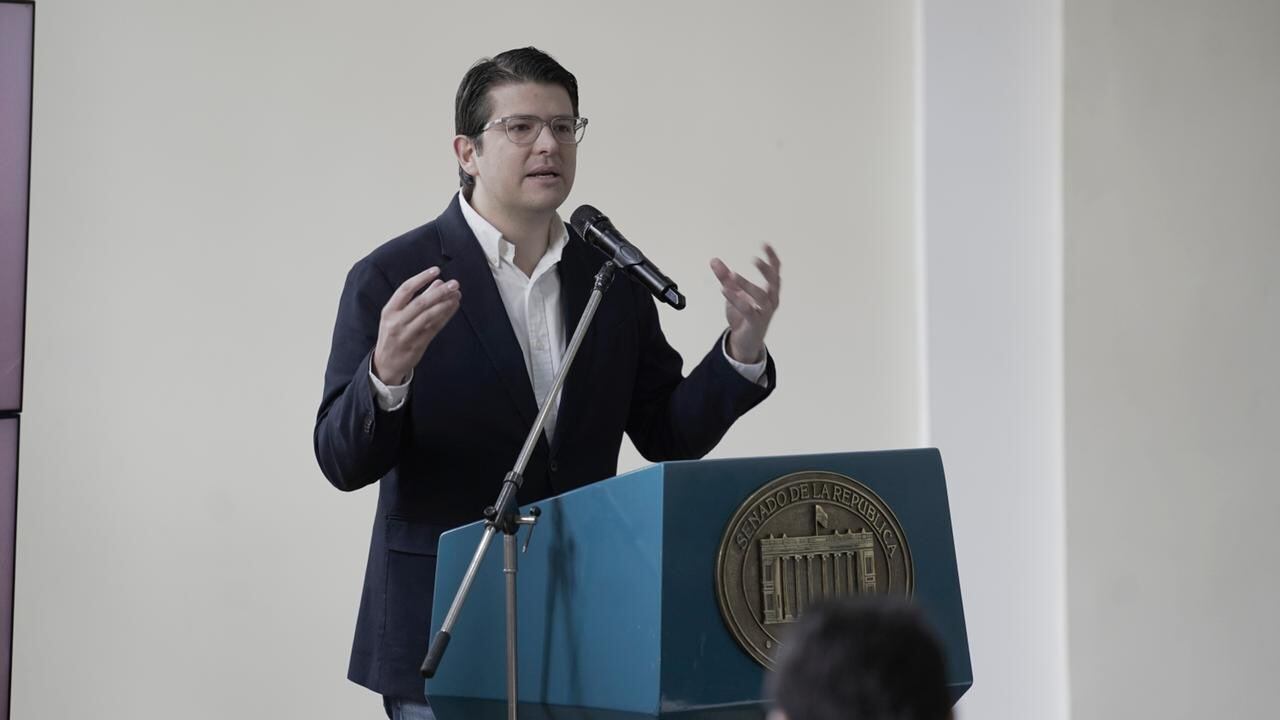 El senador Miguel Uribe en la audiencia pública sobre la reforma tributaria.