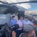 El presidente inspecciona el helicóptero en el que viajaba y que fue atacado a tiros en Sardinata, Norte de Santander.